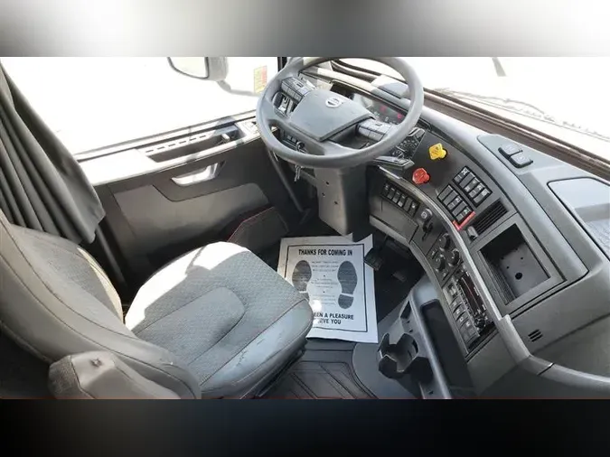 2022 VOLVO VNL760