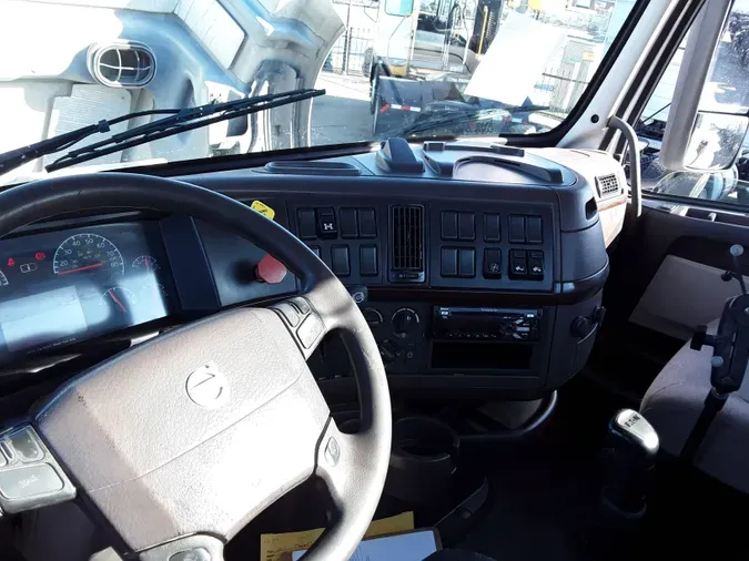 2017 VOLVO VNL64TRACTOR