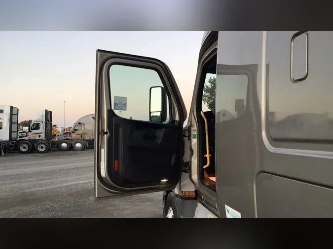 2023 Freightliner Cascadia 126