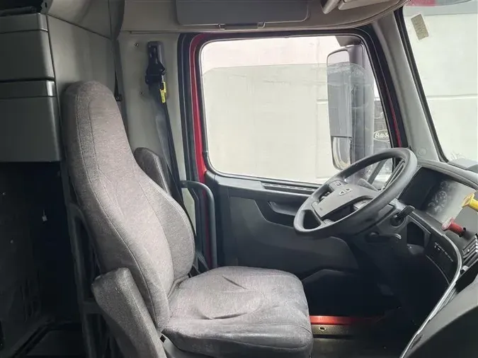 2020 VOLVO VNL860