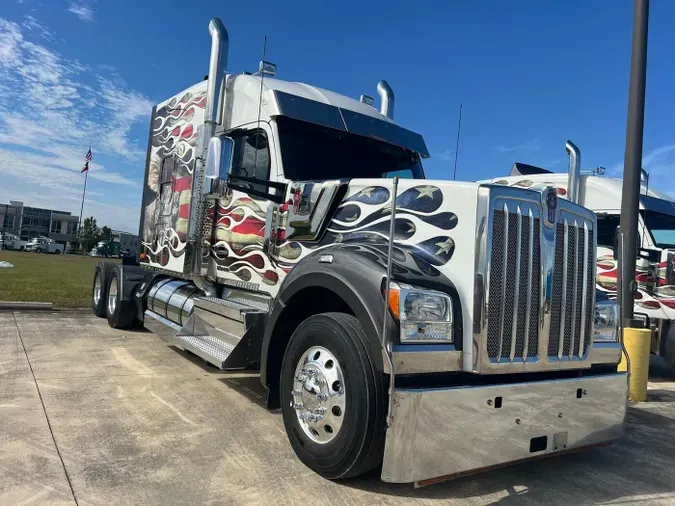 2023 Kenworth W990