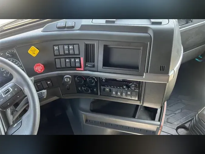 2020 VOLVO VNL760