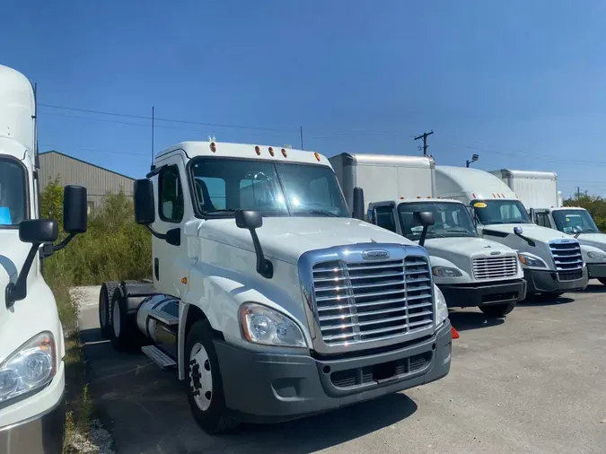 2015 FREIGHTLINER/MERCEDES CASCADIA 125