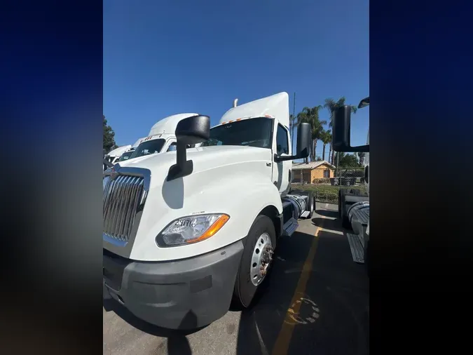 2021 NAVISTAR INTERNATIONAL LT625 DAYCAB S/A