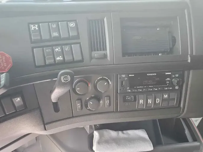 2022 VOLVO VNL64T740