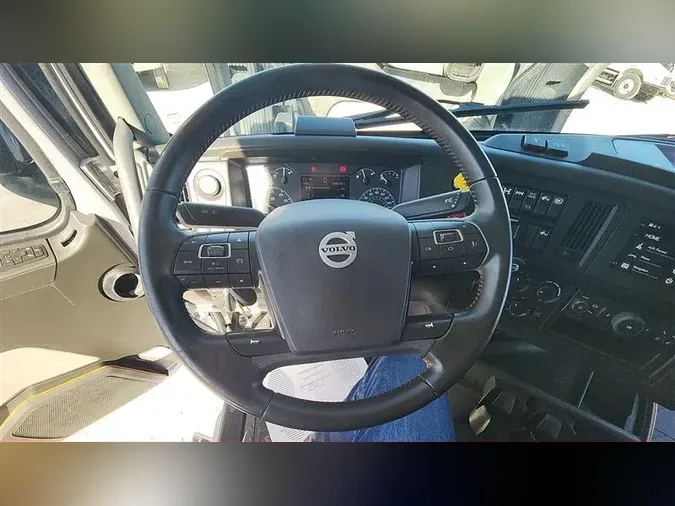 2022 VOLVO VNL740