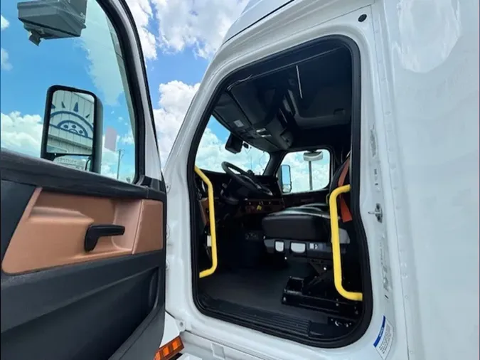 2023 Freightliner Cascadia 126