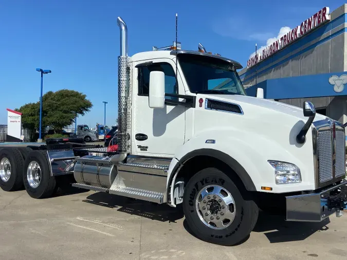 2025 Kenworth T880