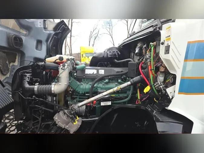 2022 VOLVO VNL64T860