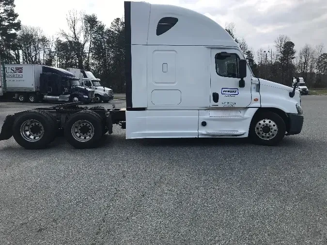 2018 Freightliner X12564ST