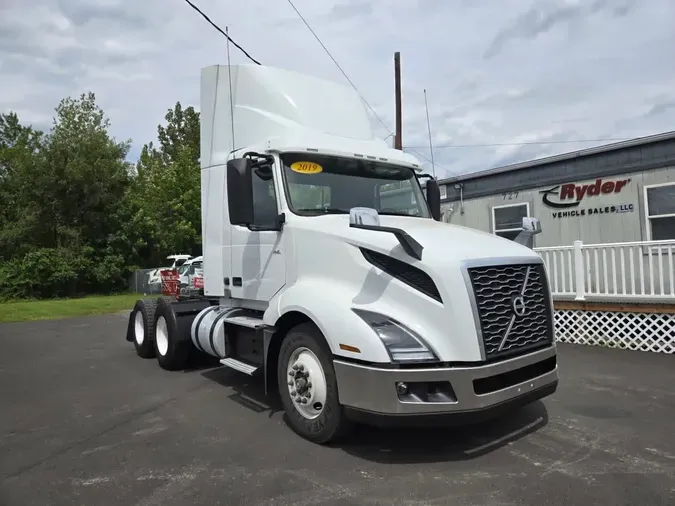 2019 VOLVO VNL64T-300