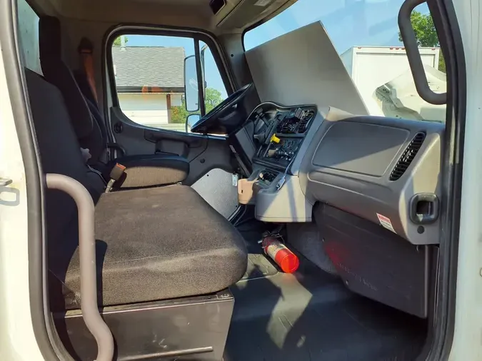 2018 FREIGHTLINER M2 106