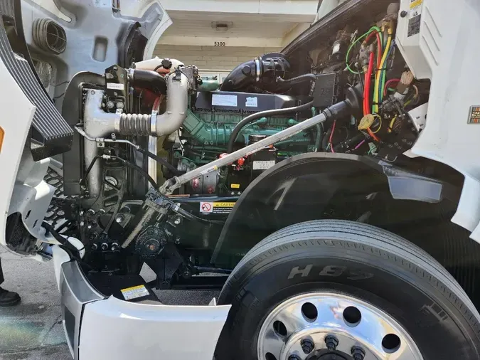 2022 VOLVO VNL64T860