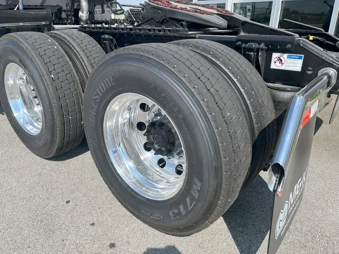 2026 VOLVO VNL64T300
