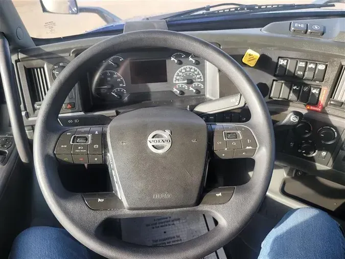 2021 VOLVO VNL760