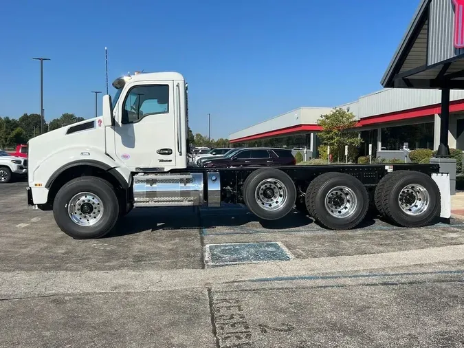 2025 Kenworth T880