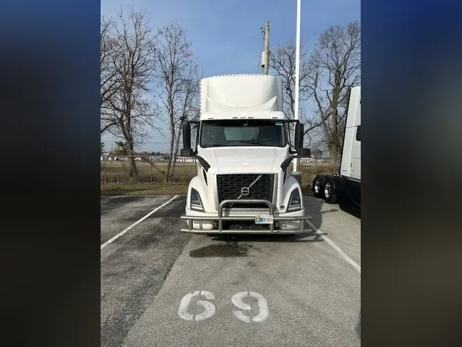2018 VOLVO VNR64T300