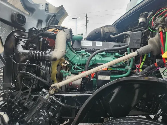 2019 VOLVO VNL64T300
