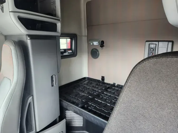 2022 VOLVO VNL64T740