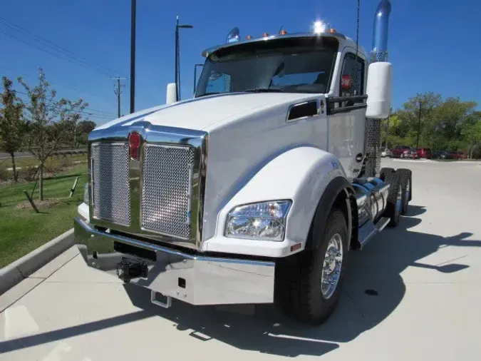 2025 Kenworth T880