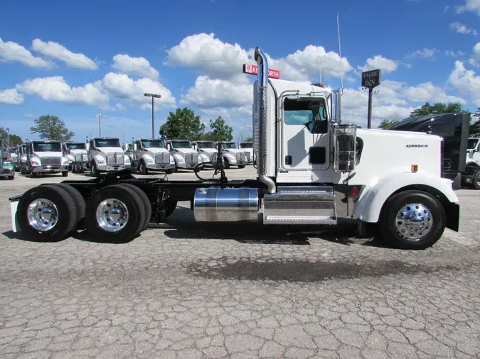 2025 Kenworth W900L