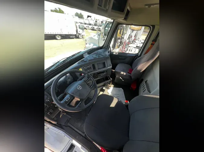 2018 VOLVO VNL64T-300