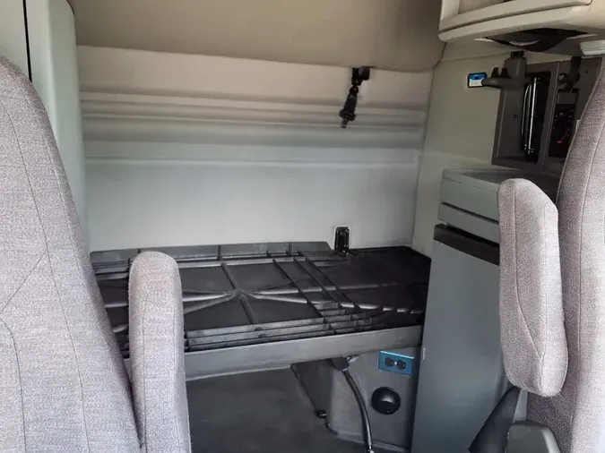 2020 VOLVO VNR64T-640