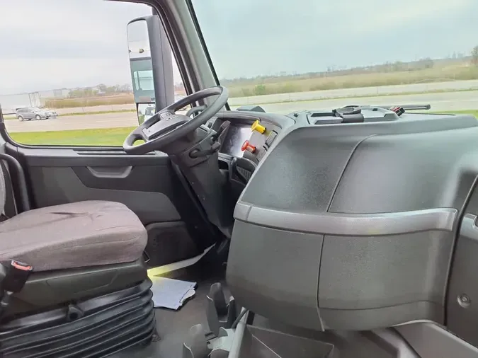2020 VOLVO VNL64T-300