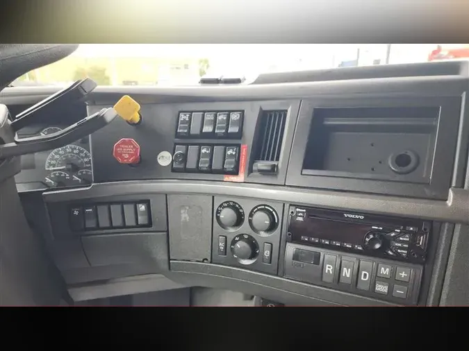 2021 VOLVO VNL760