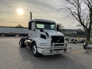 2016 VOLVO VNM42200