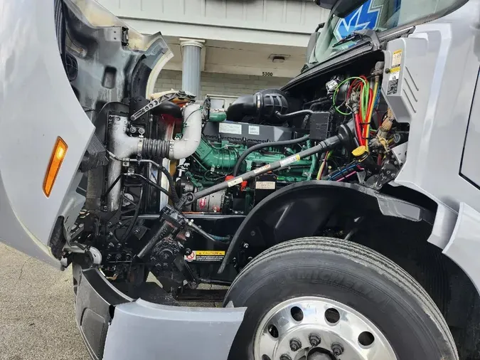 2019 VOLVO VNL64T760