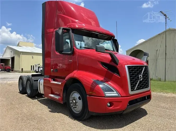 2020 VOLVO VNR64T300