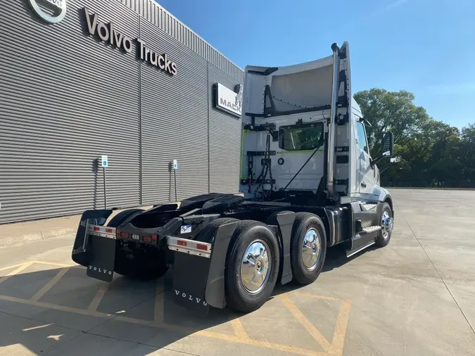 2025 VOLVO VNL64T300