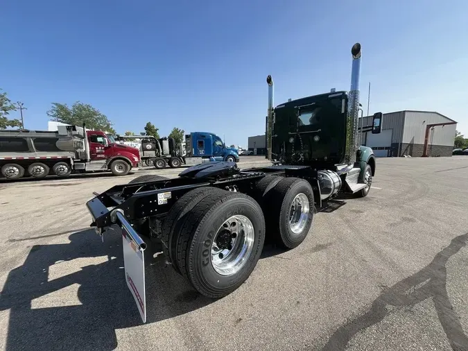 2025 Kenworth T880