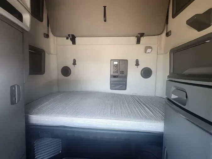 2020 VOLVO VNL760