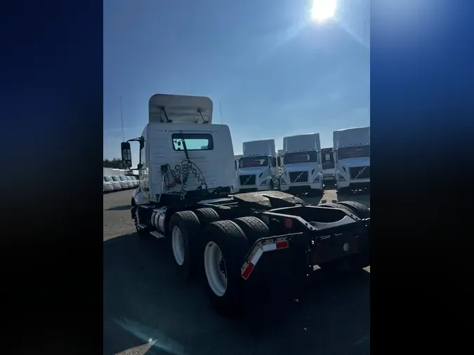 2019 VOLVO VNL64T-300
