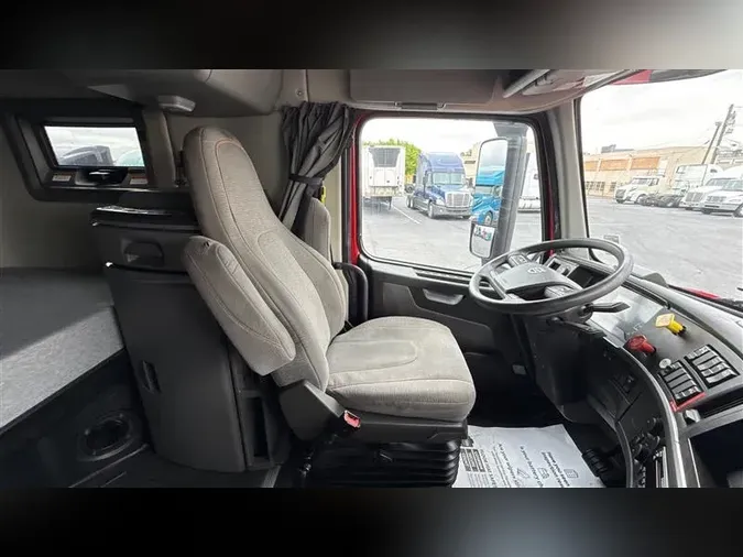 2021 VOLVO VNL760