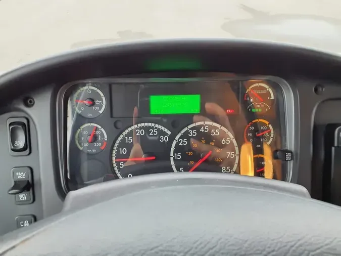 2017 FREIGHTLINER/MERCEDES M2 106