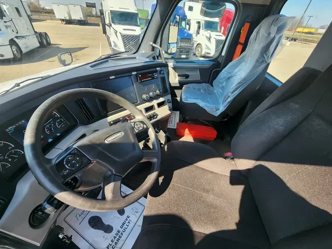 2019 FREIGHTLINER Cascadia 126
