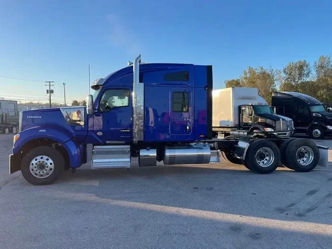 2025 Kenworth W990