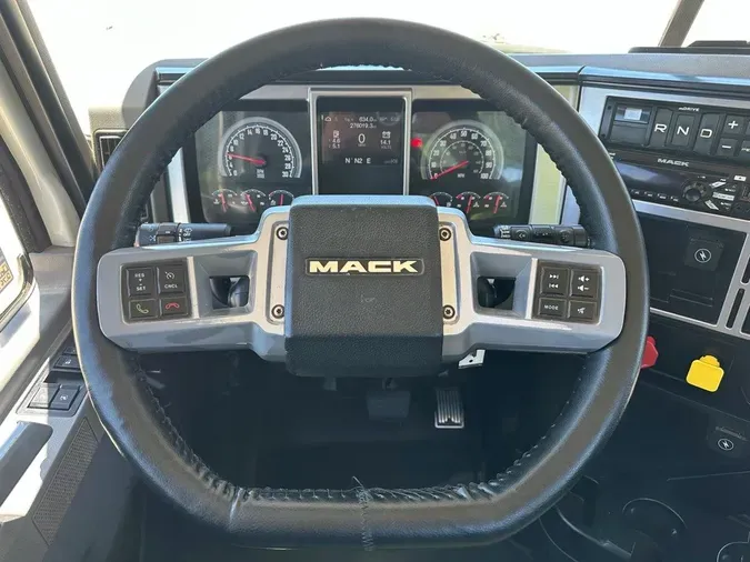 2020 MACK GR64BT