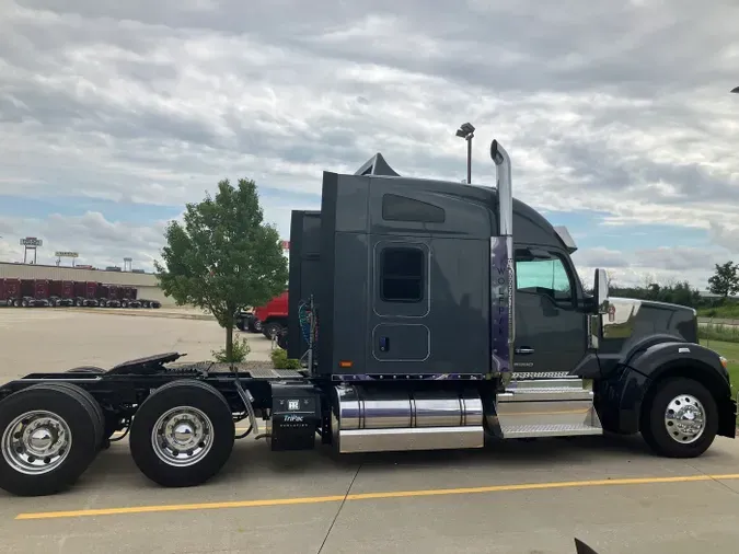 2024 Kenworth W990