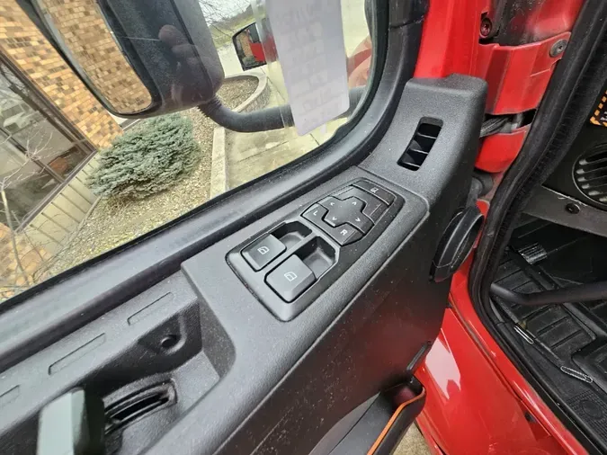 2022 VOLVO VNR64T300