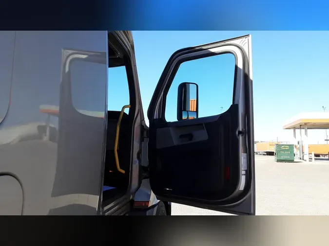 2022 Freightliner Cascadia 126