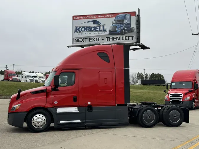 2021 FREIGHTLINER Cascadia 126