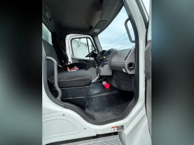 2018 FREIGHTLINER/MERCEDES M2 106