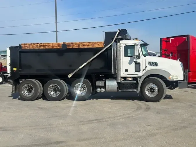 2015 MACK GU813