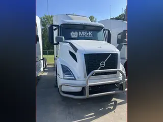 2021 VOLVO VNR64T640