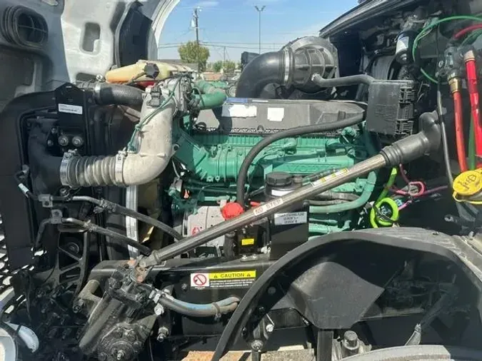 2022 Volvo VNL64T760