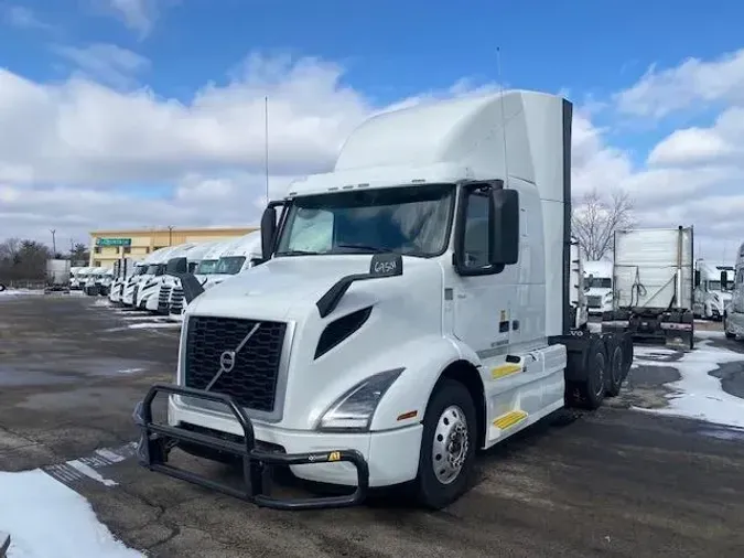 2023 Volvo VNR64T400